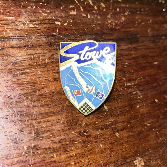 Vintage Stowe Vermont 3 Flags Ski Winter Resort Mountain Button Pin Pinback - Picture 1 of 3